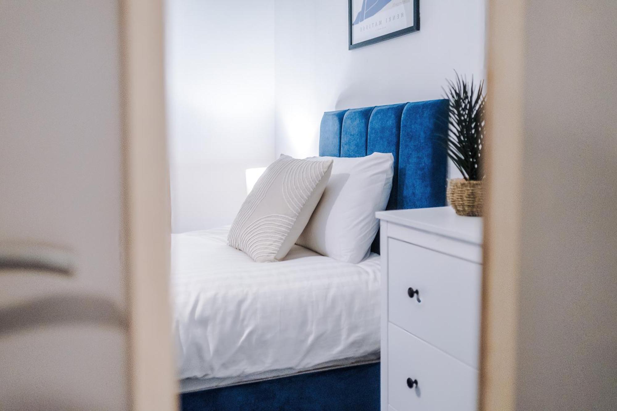Modern 3-bed , Sleeps 7, Free Parking & Close To Centre Holiday home