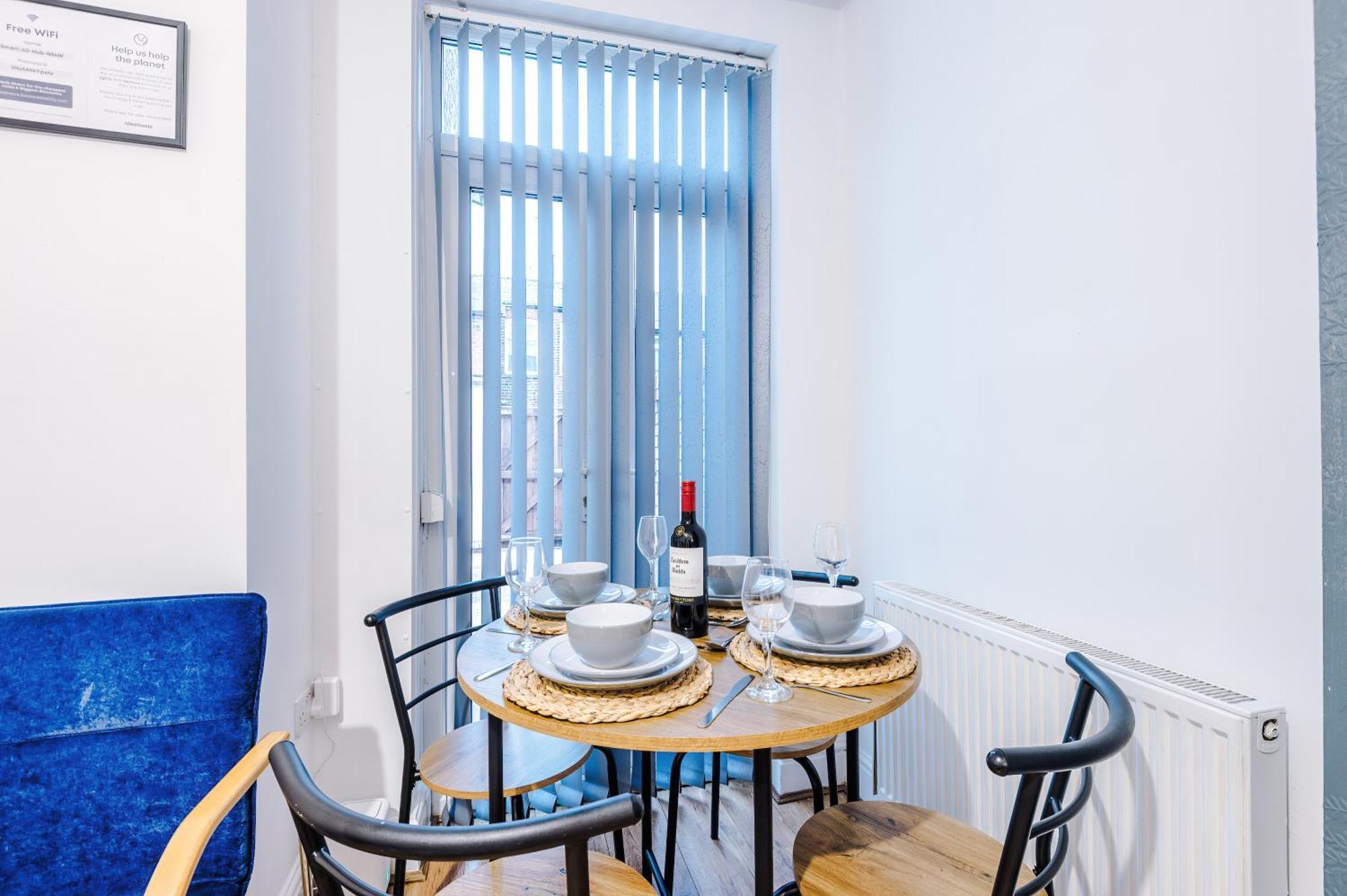 Modern 3-bed , Sleeps 7, Free Parking & Close To Centre * Manchester