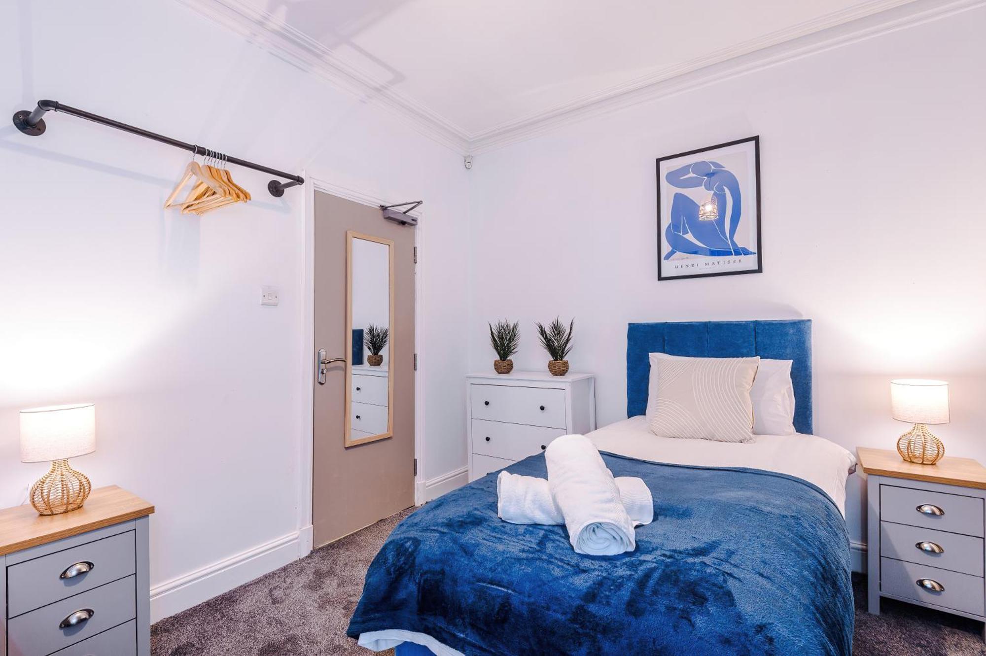 Holiday home Modern 3-bed , Sleeps 7, Free Parking & Close To Centre *