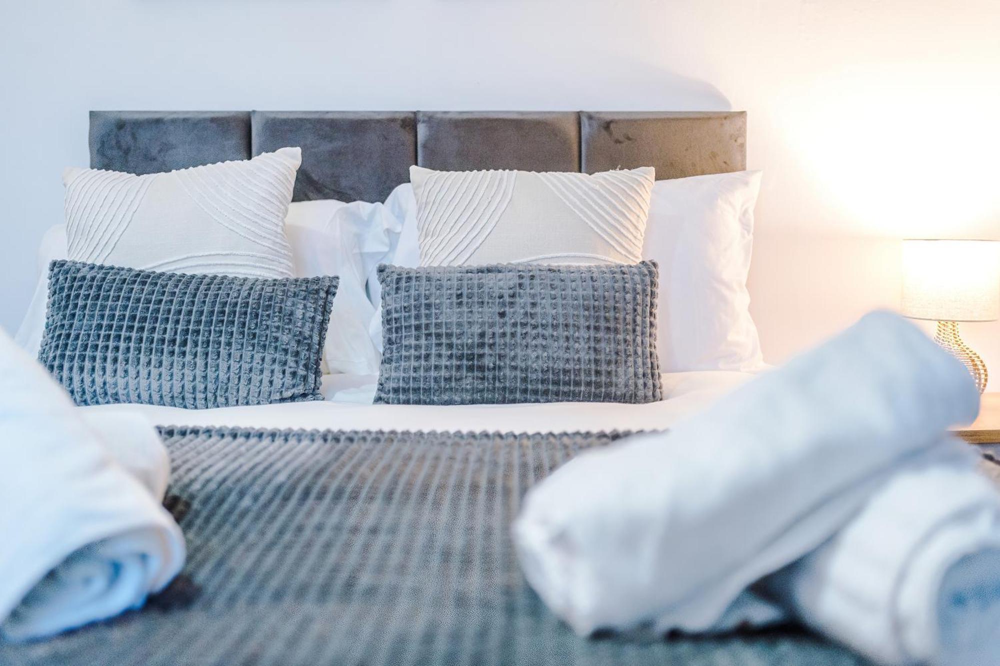 Modern 3-bed , Sleeps 7, Free Parking & Close To Centre Holiday home