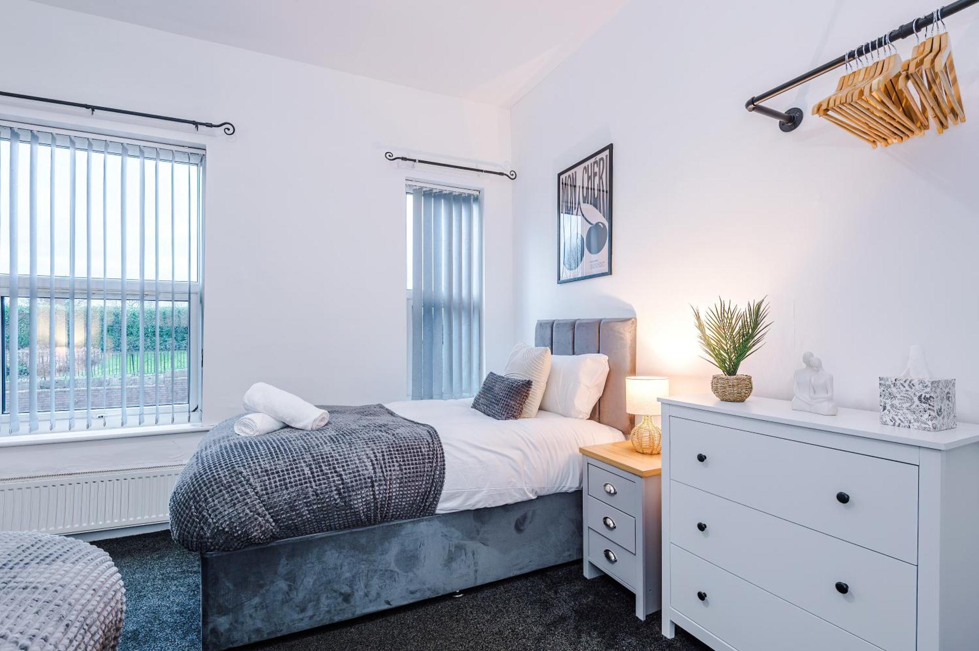 Modern 3-bed , Sleeps 7, Free Parking & Close To Centre Holiday home Manchester