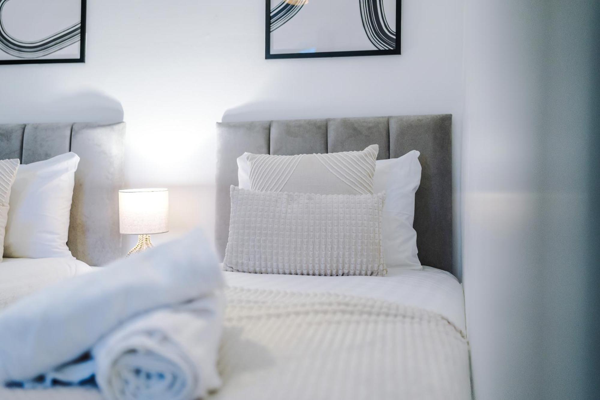 Holiday home Modern 3-bed , Sleeps 7, Free Parking & Close To Centre