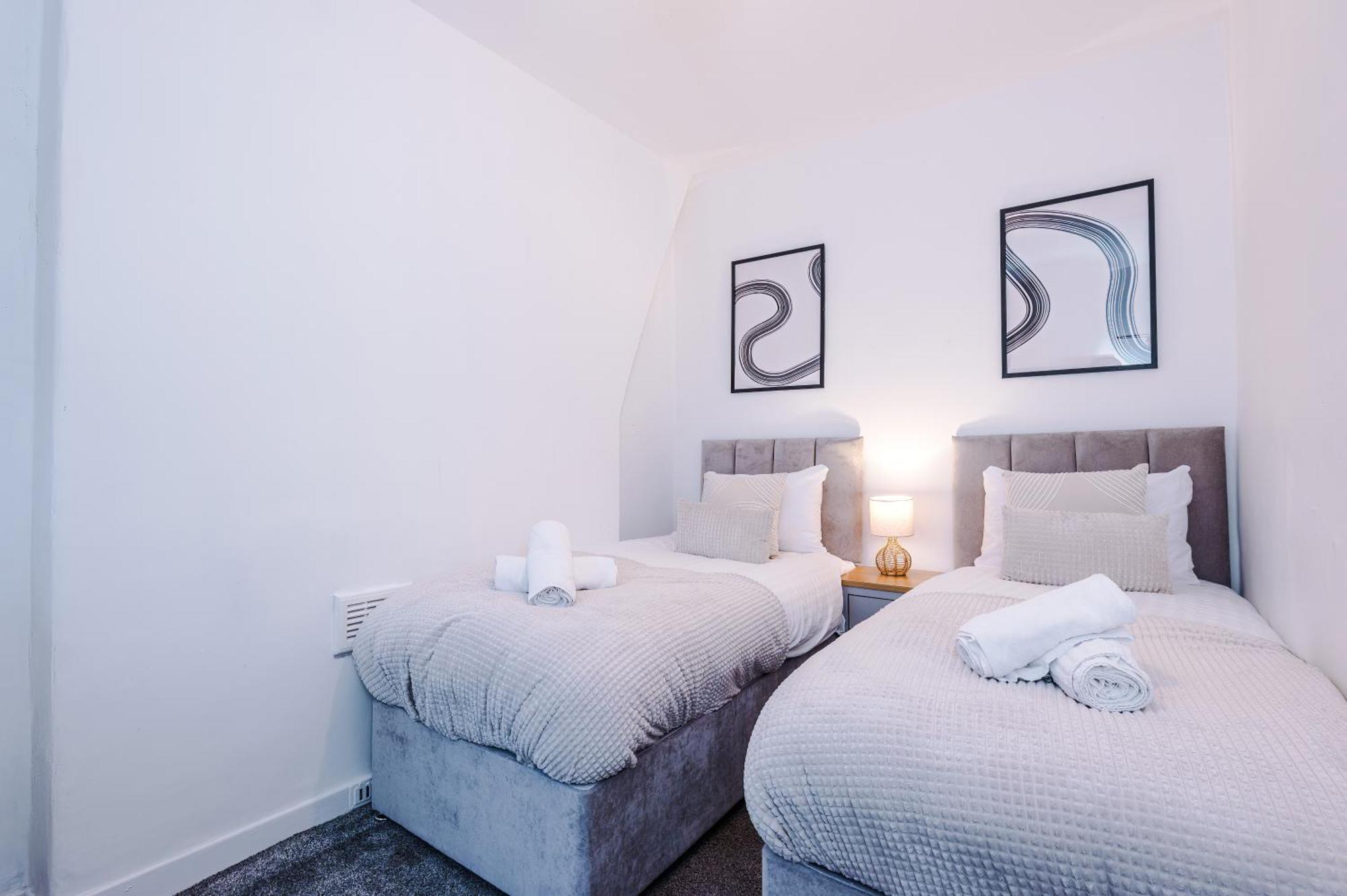 Modern 3-bed , Sleeps 7, Free Parking & Close To Centre Holiday home *