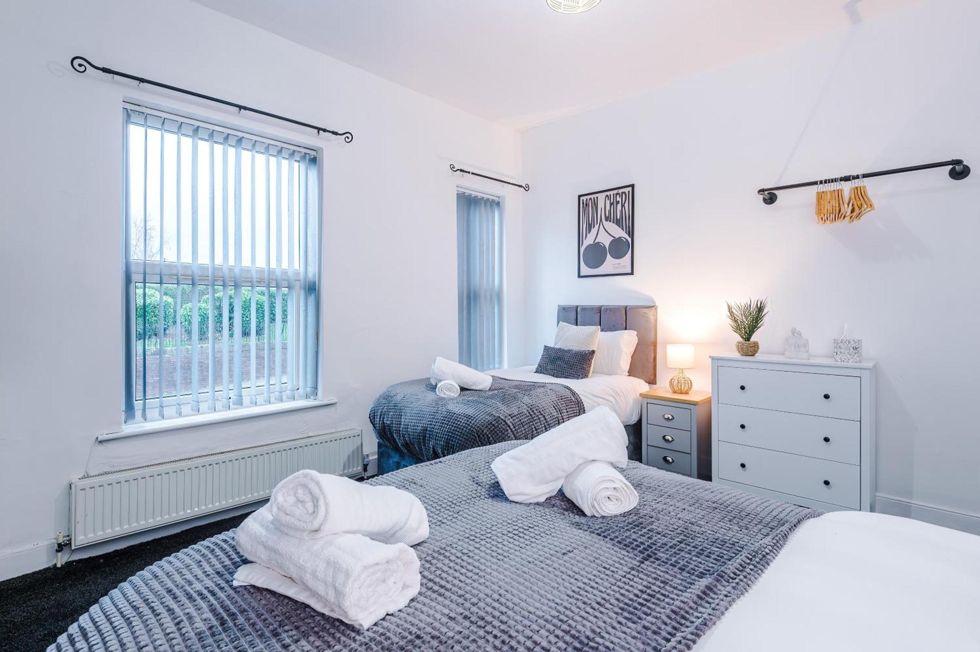 Modern 3-bed , Sleeps 7, Free Parking & Close To Centre Holiday home Manchester