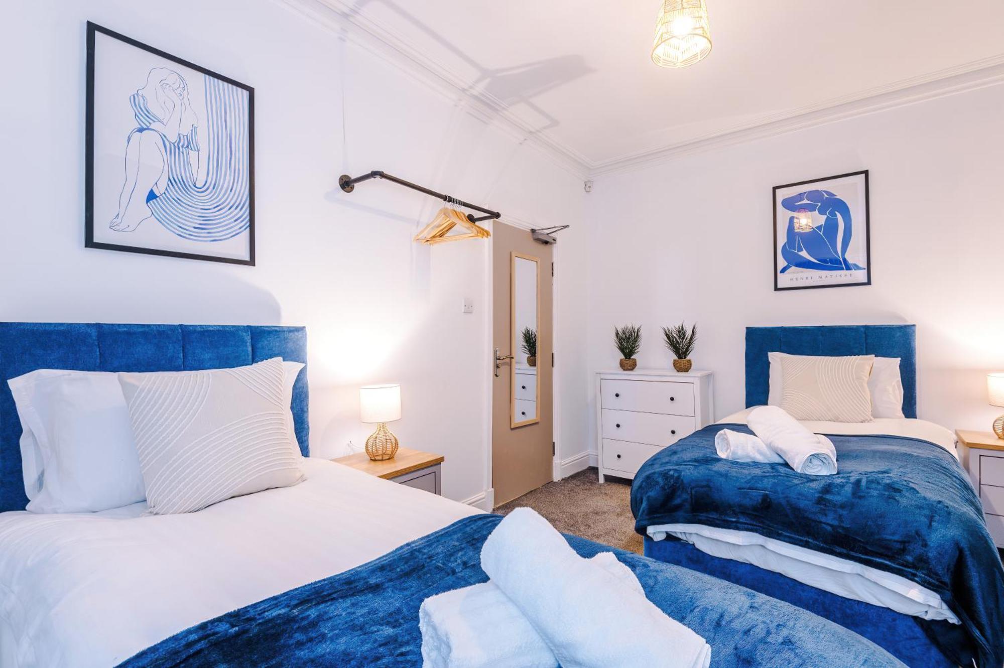 Modern 3-bed , Sleeps 7, Free Parking & Close To Centre Holiday home *