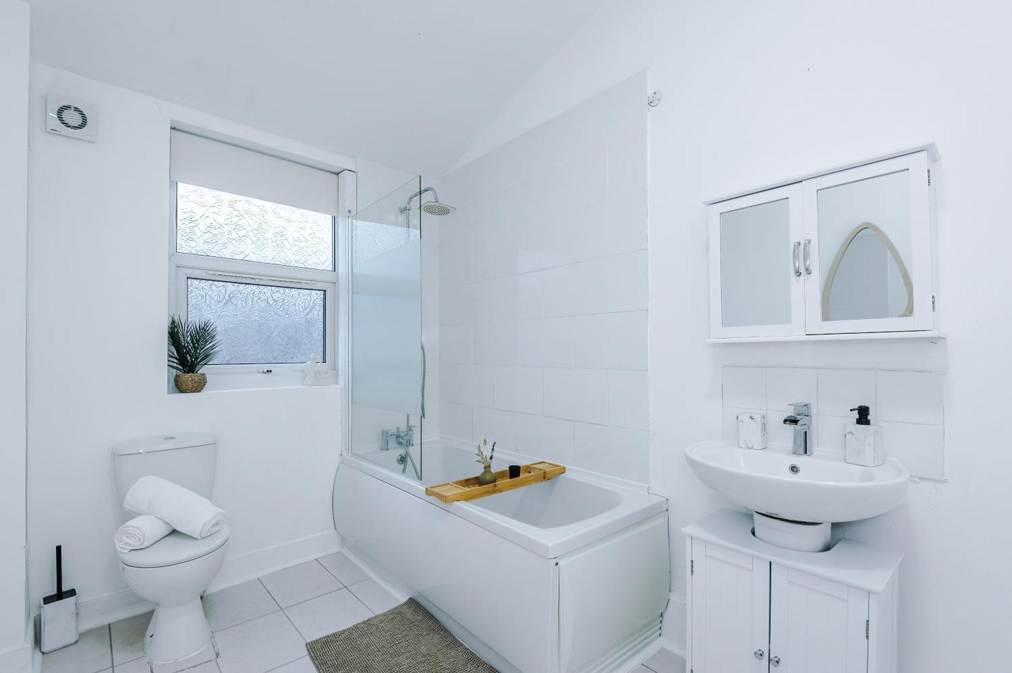 Modern 3-bed , Sleeps 7, Free Parking & Close To Centre Holiday home *