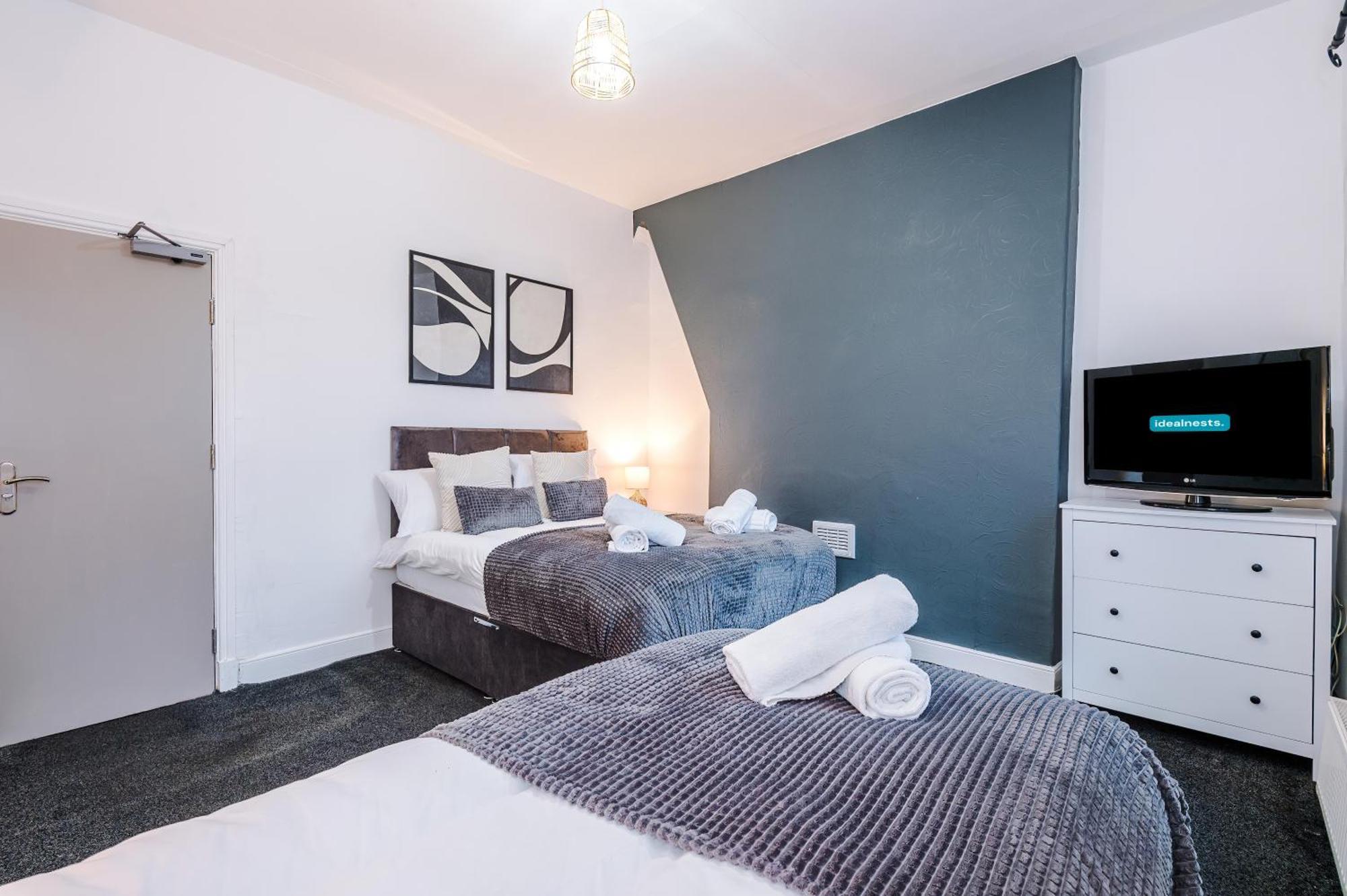 Modern 3-bed , Sleeps 7, Free Parking & Close To Centre