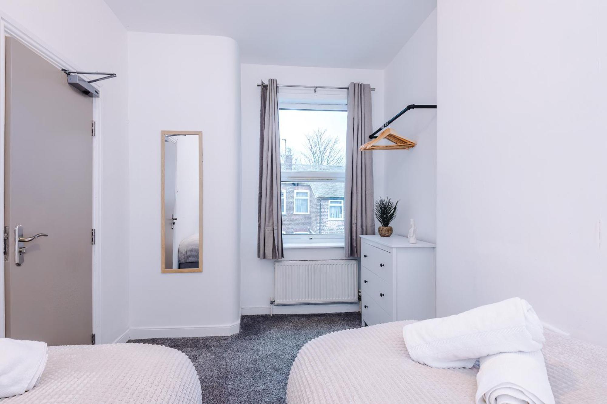 Modern 3-bed , Sleeps 7, Free Parking & Close To Centre * Manchester
