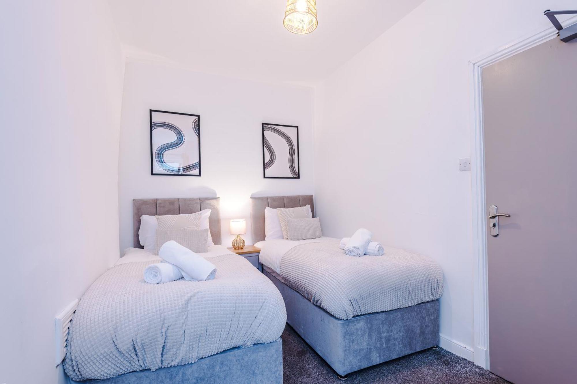 Holiday home Modern 3-bed , Sleeps 7, Free Parking & Close To Centre