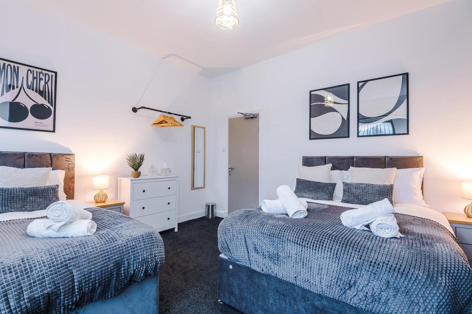 Modern 3-bed , Sleeps 7, Free Parking & Close To Centre Holiday home