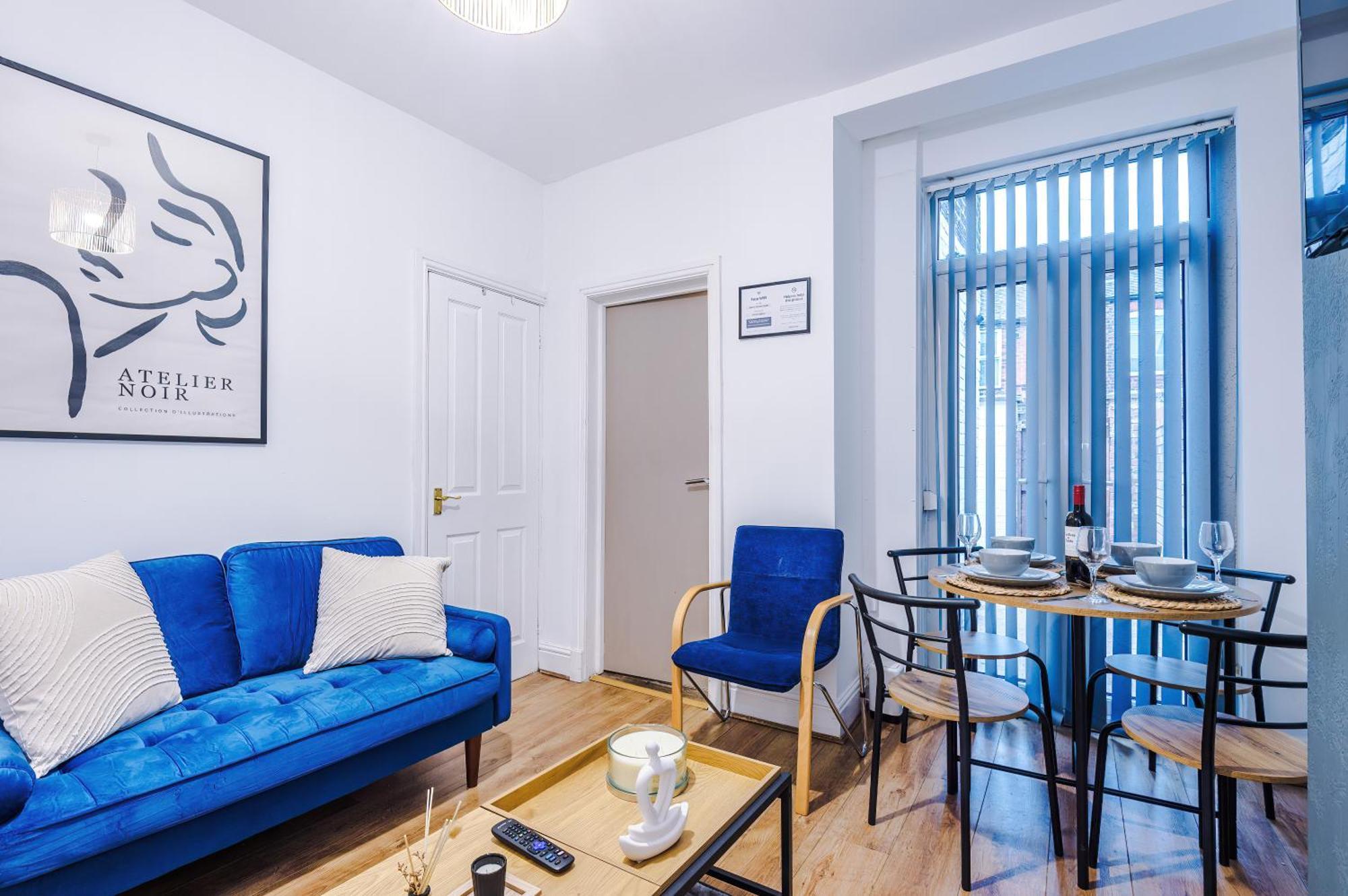 Modern 3-bed , Sleeps 7, Free Parking & Close To Centre * Manchester