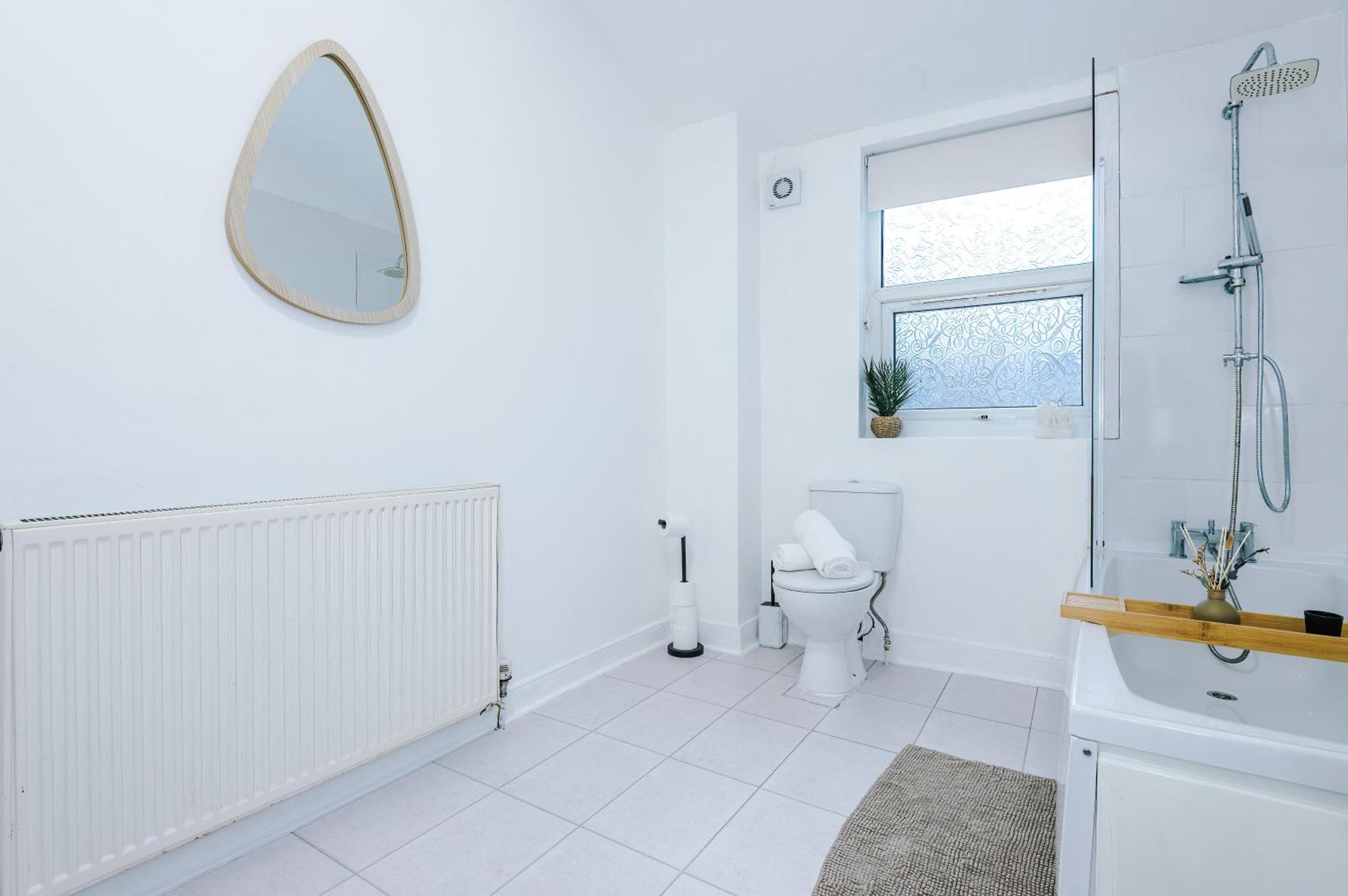Modern 3-bed , Sleeps 7, Free Parking & Close To Centre