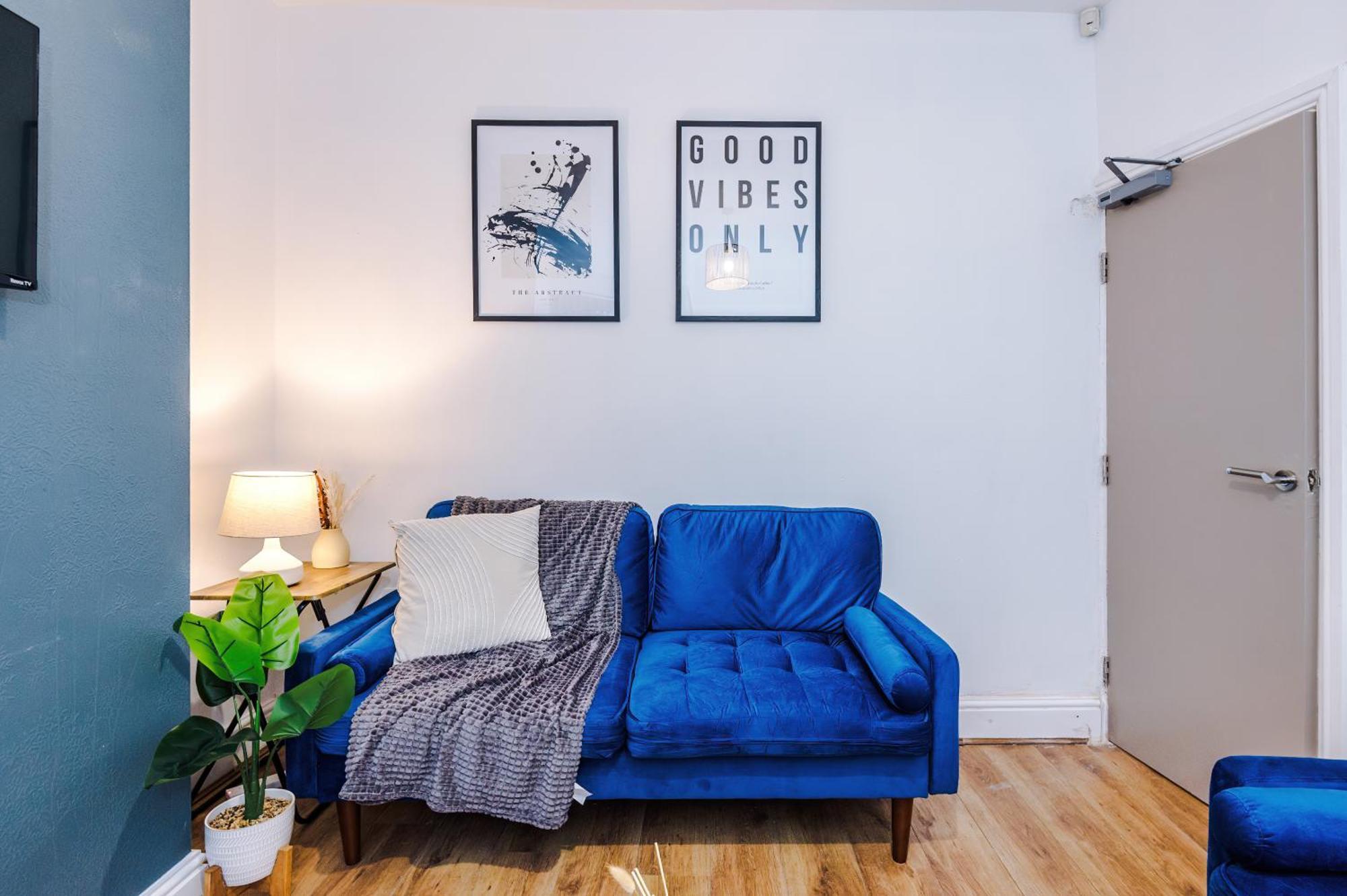 Modern 3-bed , Sleeps 7, Free Parking & Close To Centre Holiday home Manchester