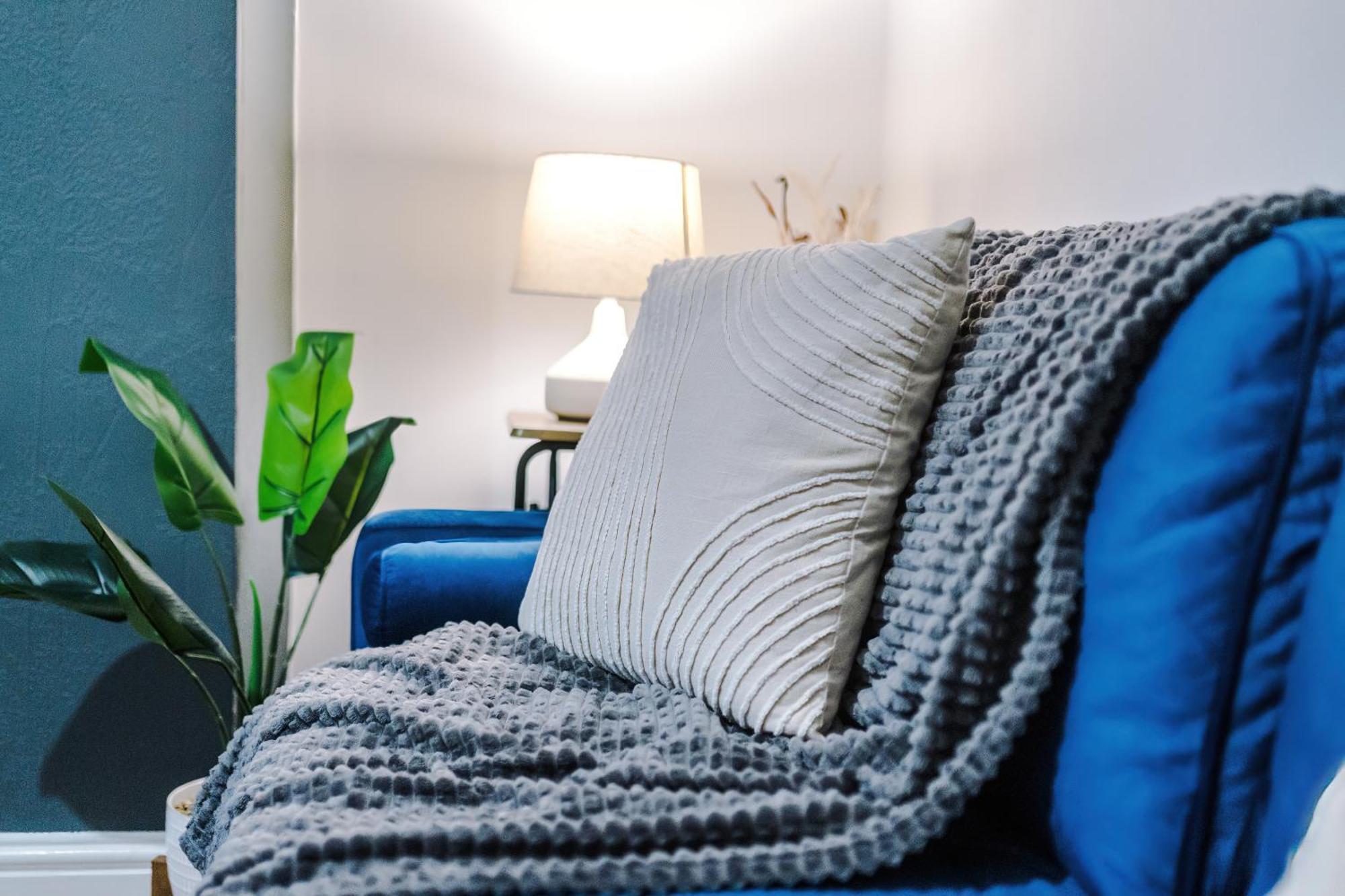 Modern 3-bed , Sleeps 7, Free Parking & Close To Centre Holiday home Manchester