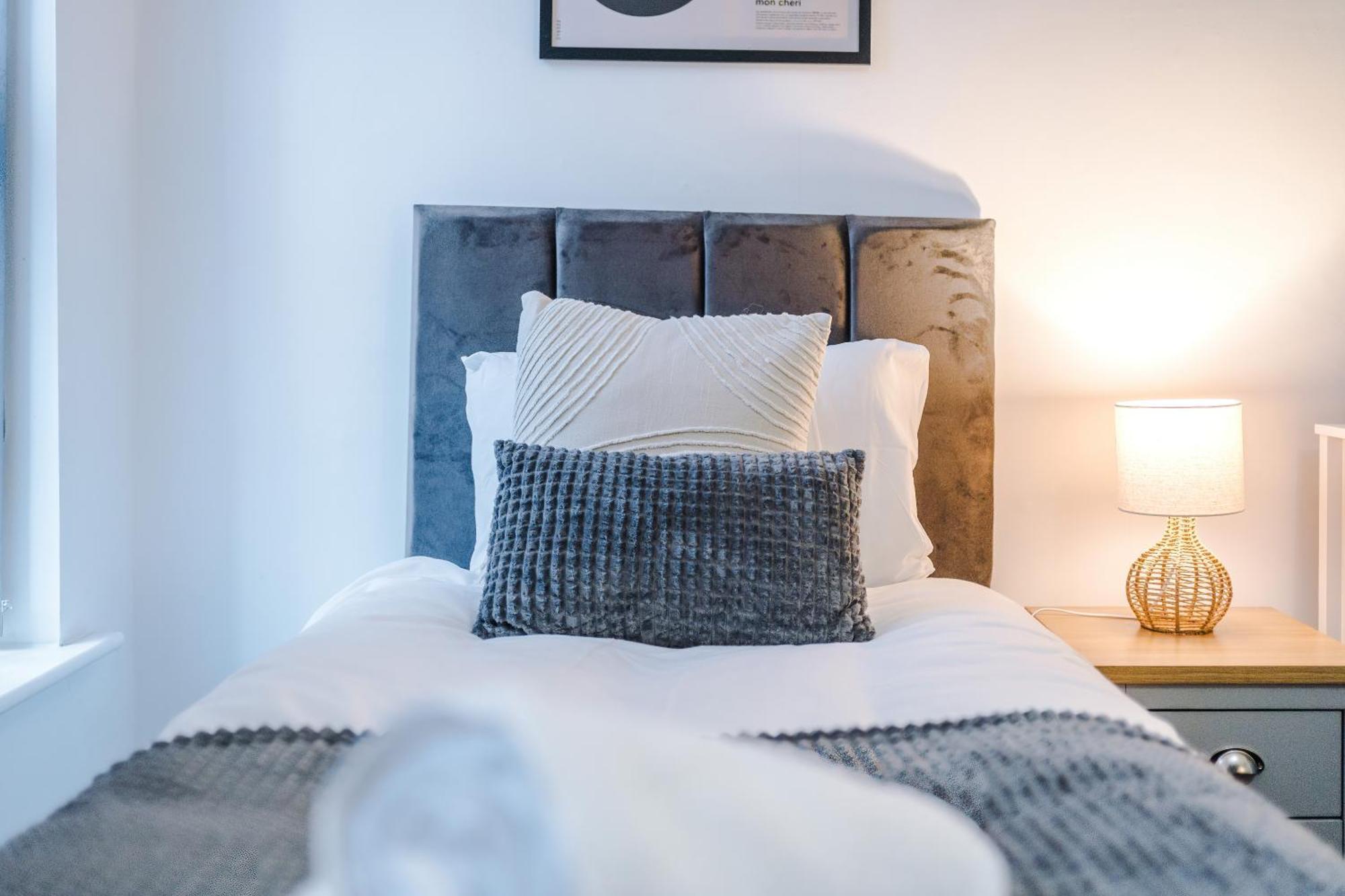 Holiday home Modern 3-bed , Sleeps 7, Free Parking & Close To Centre