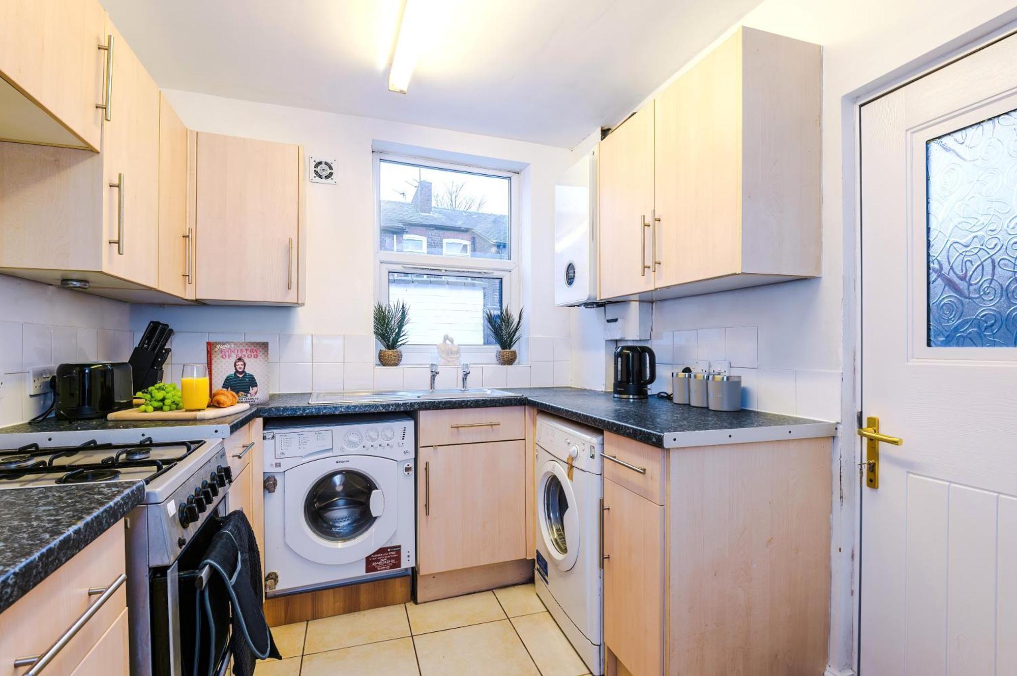 Modern 3-bed , Sleeps 7, Free Parking & Close To Centre Holiday home