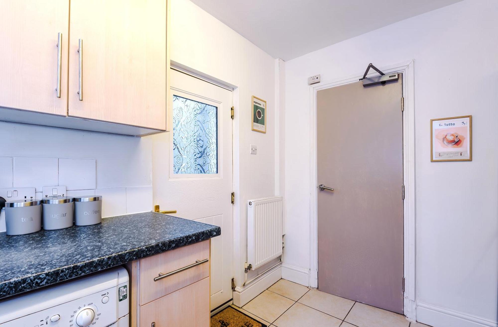 Modern 3-bed , Sleeps 7, Free Parking & Close To Centre *